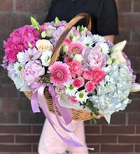 Композиция солнечный день в Абдулино Цветочная композиция из Розы, Хризантемы, Пионы и Лизиантусы в корзине в Абдулино