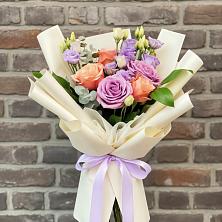 Букет цветочные ноты в Абдулино Букет цветов из: Лизиантусы и Розы в Абдулино