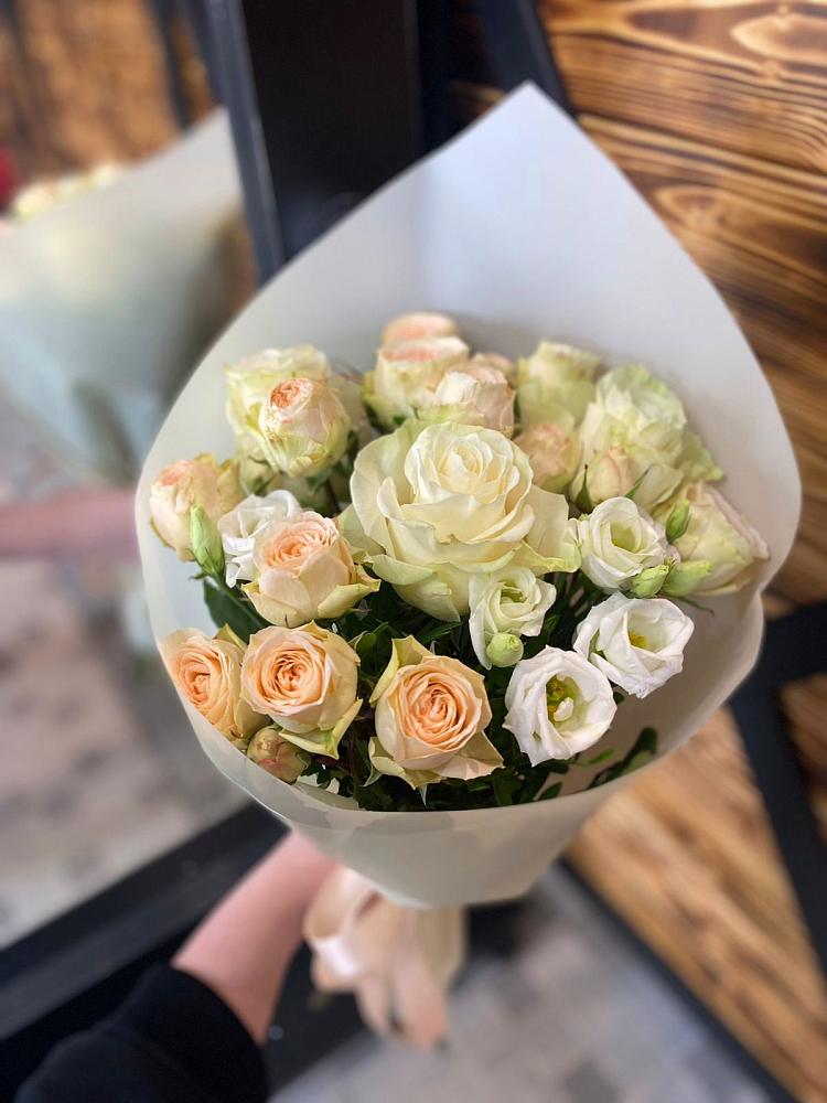 Букет цветов из: Розы и Лизиантусы в Абдулино